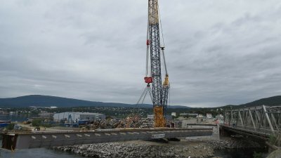 Mobilkran i arbeid med å montere brubjelkar i Fauske