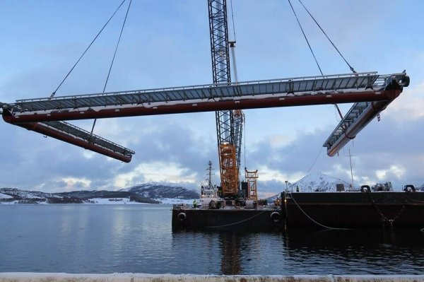 Løfting av laksemærer for Cermaq.