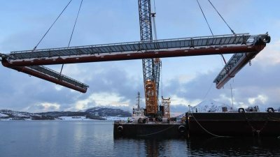 Løfting av laksemærer for Cermaq.