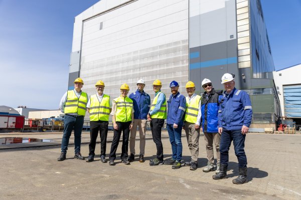 Representatives from NDMA visiting Ulstein Verft, here in front of the dock hall which provides optimal conditions for shipbuilding.