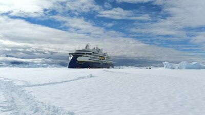 National Geographic Resolution in the Lallemand Fjord on 1 February 2022 (Photo: Martin Graser)