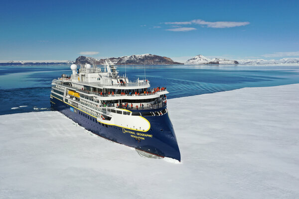 'NatGeo Resolution' in Antarctica, photo: Lindblad Expeditions/Sarah Culler.