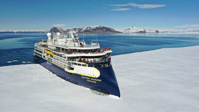 'NatGeo Resolution' in Antarctica, photo: Lindblad Expeditions/Sarah Culler.