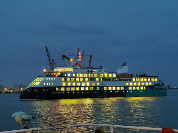 'Sylvia Earle' departing for sea trials, courtesy of SunStone Ships.