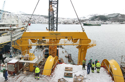 A-ramma i ferd med å bli løfta på kabelleggingsskipet 'Nexans Aurora'.