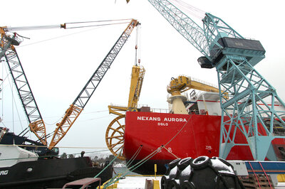 Tungløftsavdelinga si mobilkran av typen Demag CC2800-1 kan løfte opp til 400 tonn når ho står på lekter. Løftet av 150-tonns A-ramma frå Palfinger vart gjennomført utan komplikasjonar.