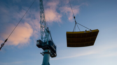 One of the 272 heaves being carried out to offload the carousel delivery. Photo: Daniel Osnes.