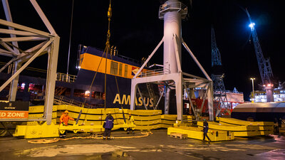 Offloading the MAATS carousel equipment for Nexans Aurora. Photo: Daniel Osnes.