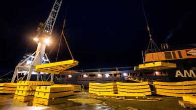 The offloading commenced in early morning and lasted the whole day for 2.5 days. Photo: Daniel Osnes.