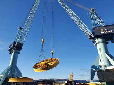One of the Ulstein Verft cranes performing the lay wheel lift, photo: Maats.