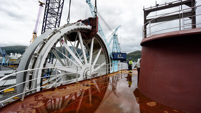 Capstan lift and installation on the Nexans Aurora.