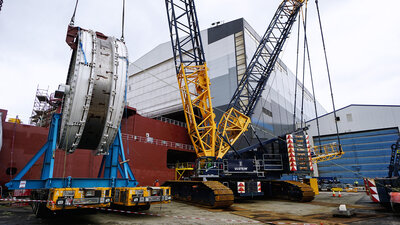 Preparing for the capstan lift.