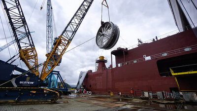 The Demag CC2800-1 mobile crane performing the capstan lift.