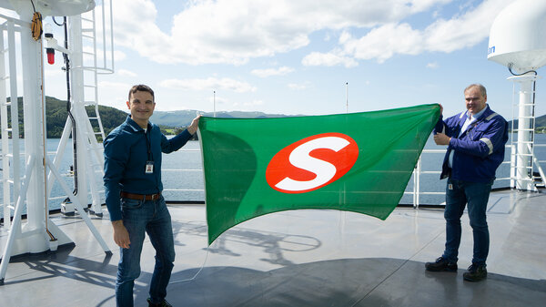 Change of flags, from left site manager for Bernhard Schulte, Markus Hübner, and Ulstein Verft project manager Helge Torvik.