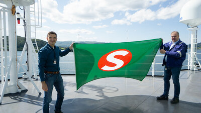 Change of flags, from left site manager for Bernhard Schulte, Markus Hübner, and Ulstein Verft project manager Helge Torvik.