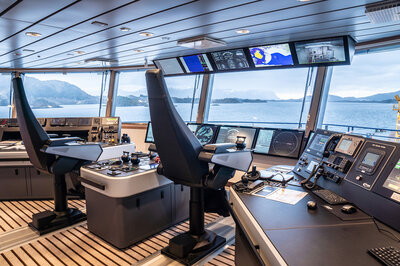 The bridge is a welcoming place for the passengers who can watch the navigation and get an overview of where the vessel is going. From here, you can go right out on deck and take photographs.