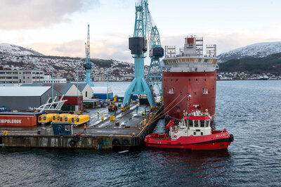 Yno 315 about to be towed in photo Per Eide Studio