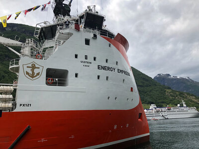 Energy Empress closing in on a cruise vessel in the Geiranger fjord.