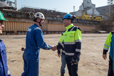 The DNV representative congratulating the Nexans project manager.