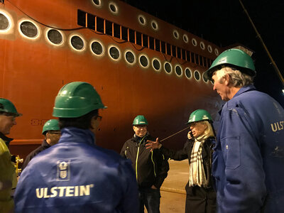 All employees ready to commence the work on the 'Color Hybrid'