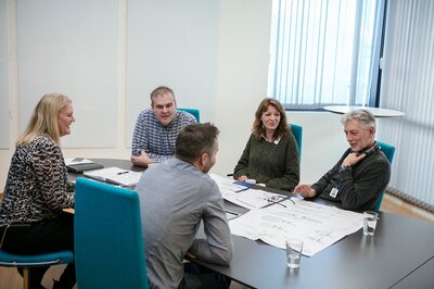 Project meeting, around the table from left Bjørg Hatløy, Helge Torvik, Eva Pedersen, Jan van der Schaft, Åsmund Eide.