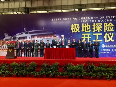 The CMIH DMD David Zhu and the SunStone Ships' CEO Niels-Erik Lund congratulating eachother on the steel cutting ceremony.