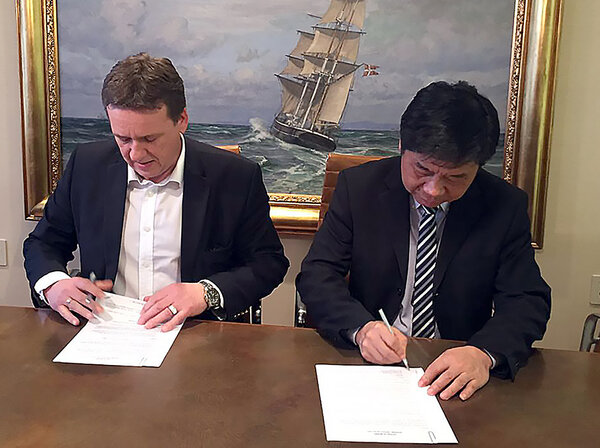 Signing of the SunStone Expedition Cruise Ship contract, from left commercial director Lars Ståle Skoge and CMHI Deputy General Manager Mr. Zhu Guiming.