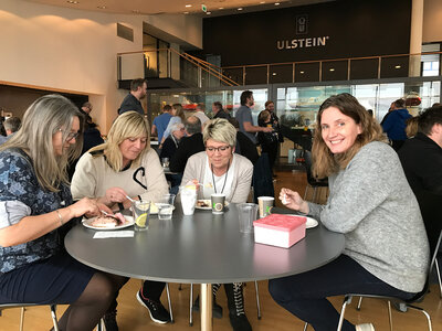 Ulstein Verft representatives Janne Fjællingsdal, Evy Dimmen, Britt Selvåg and Lena Holstad joined in a cake ceremony on the occasion of the Color Line announcement.