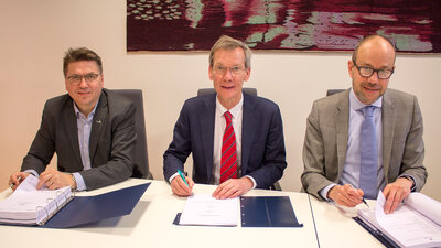 Contract signing on 24 January 2017. Ulstein and Acta, from left managing director at Ulstein Verft, Kristian Sætre, and managing directors at Acta Marine, Rob Boer and Govert Jan van Oord.