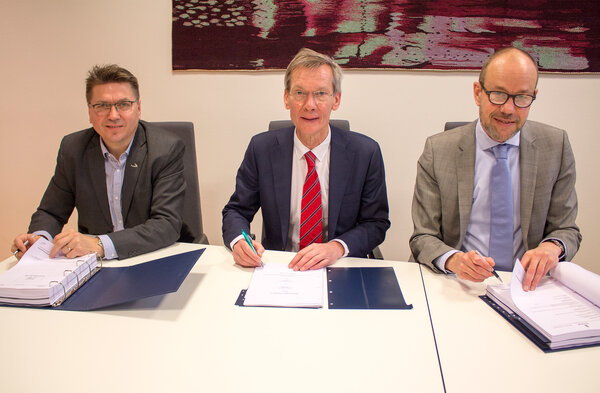 Contract signing on 24 January 2017. Ulstein and Acta, from left managing director at Ulstein Verft, Kristian Sætre, and managing directors at Acta Marine, Rob Boer and Govert Jan van Oord.