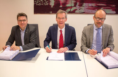 Contract signing on 24 January 2017. Ulstein and Acta, from left managing director at Ulstein Verft, Kristian Sætre, and managing directors at Acta Marine, Rob Boer and Govert Jan van Oord.