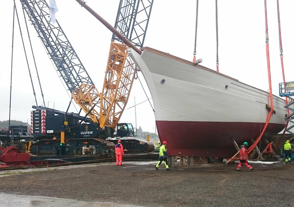 The schooner IDEAL has been launched by the Ulstein Verft heavylift crane
