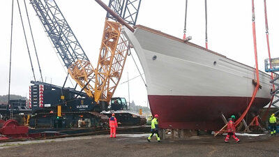 The schooner IDEAL has been launched by the Ulstein Verft heavylift crane