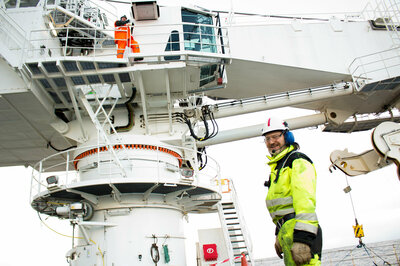 Crane maintenance on Seven Viking.