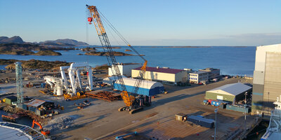 The CC2800-1 mobile crane. This area is also suitable for storing equipment such as A frames.