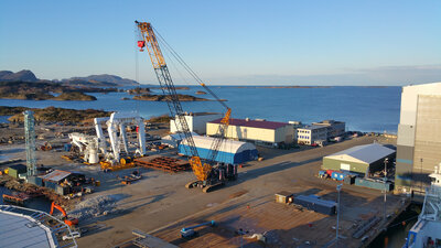 The CC2800-1 mobile crane. This area is also suitable for storing equipment such as A frames.