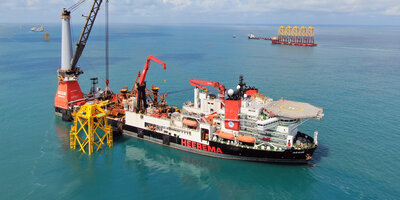 The 'Aegir' is based on our SOC 5000 design. Originally a deep water construction vessel, it has been converted by Ulstein to a fast sailing, DP offshore heavy lift vessel.