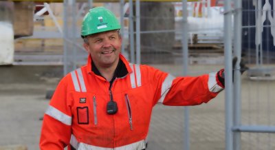 Jostein Sørnes leier tungløftsavdelinga til Ulstein Verft. Med lekter, beltekran og multiwheeler utfører dei løfte- og transportoppdrag langs heile norskekysten. Foto: Egil Reidar Ørsal.