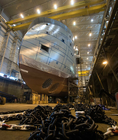Windea Leibniz during construction in the Ulstein Verft dock hall.