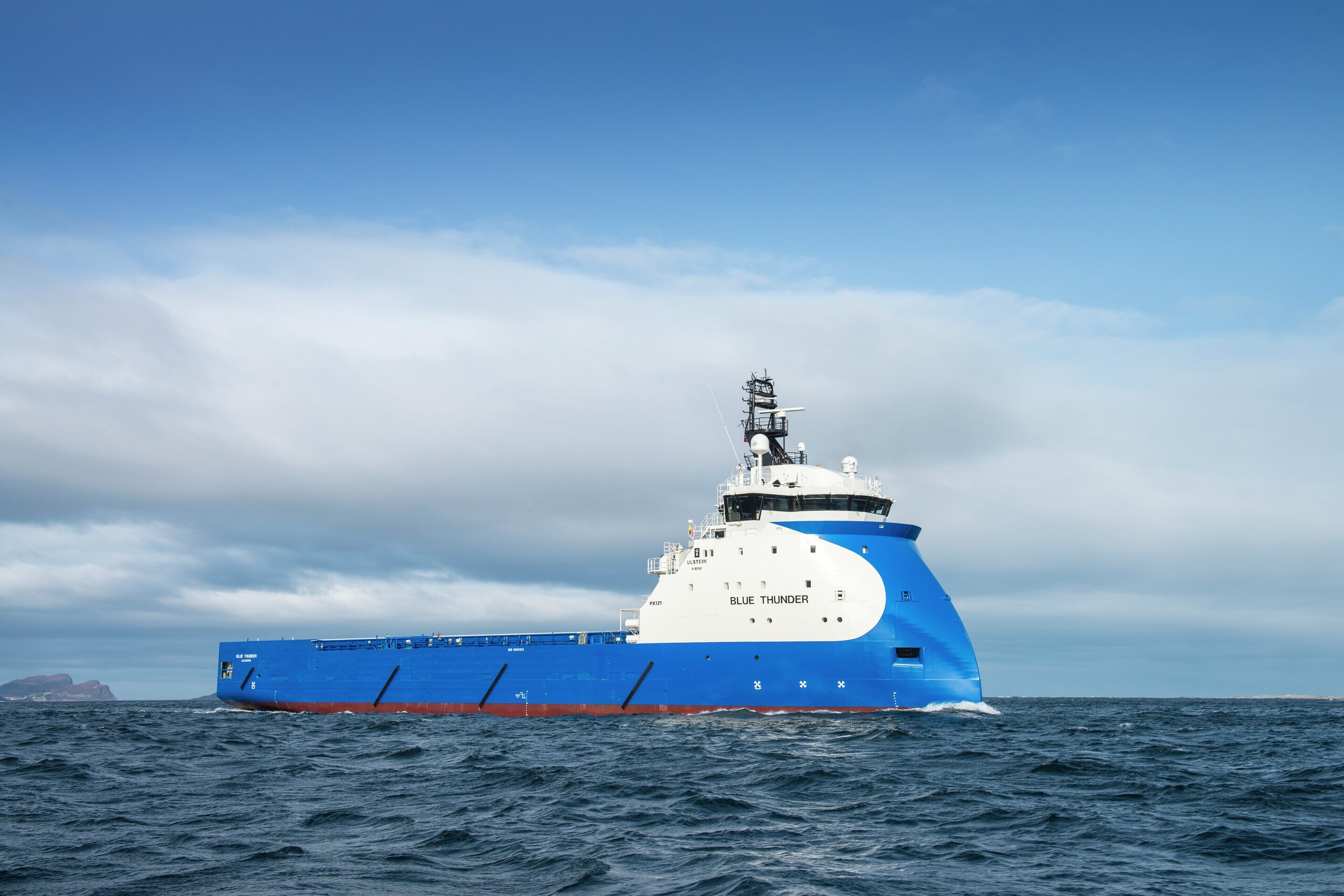 Platform supply vessel with an optimum combination of fuel efficiency and deadweight
