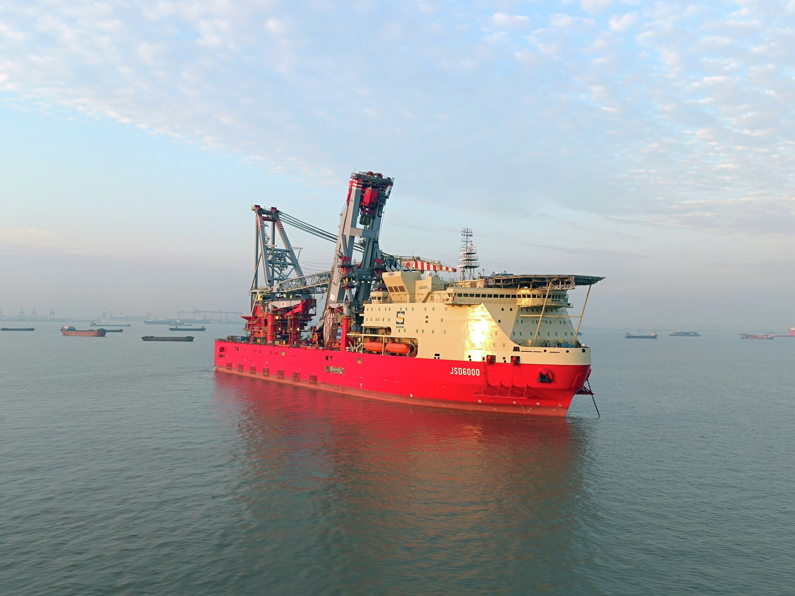 The heavy lift pipelay vessel, ‘JSD 6000’, is a customised ULSTEIN SOC5000 design. The 215m long DP3 vessel is equipped with a 5,000t revolving main crane and will be cable of performing J-lay and S-lay pipelay work in max water depths of 3,000m.. The combination of heavy lift and S-Lay capabilities together with J-Lay functionality via a large, off-centre moonpool, allows the vessel to serve deepwater and SURF markets as well as shallow-water EPCI projects. The JSD 6000 vessel is the third cus
